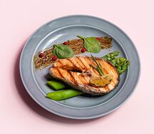 Стейк лосося на гриле подается на выбор со спаржей / овощами гриль