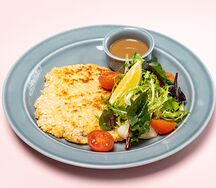 Хрустящее куриное филе с миксом салатов и черри