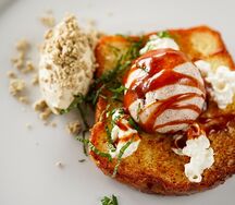 Бриошь с творожным муссом из халвы