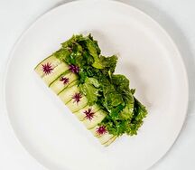 Салат-ролл из огурца с креветками