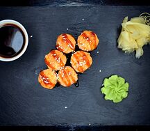 Простой запеченный ролл с курицей