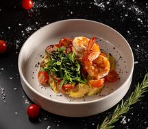 Салат с томатами, авокадо и креветками