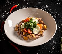 Салат с рукколой, языком и белыми грибами