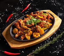 Сочный ягненок с овощами на сковородке