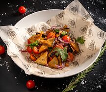 Теплый салат с хрустящими баклажанами