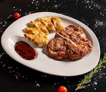 Стейк из свинины с картофельным штруделем 