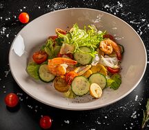 Теплый салат с креветками и кальмарами 