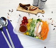 Салат с курицей и соусом манго-чили Кухня здоровья