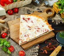 Пицца с ветчиной кусок