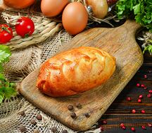 Печёный пирожок с луком и яйцом