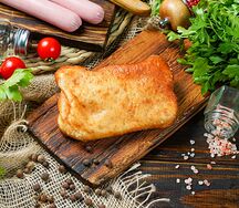 Жареный пирожок с картошкой и сосиской