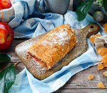Штрудель с яблоком и вишней