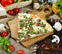 Пицца с грибами кусок