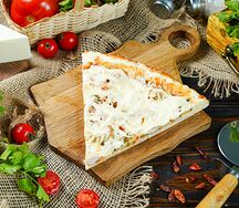 Пицца с курицей кусок