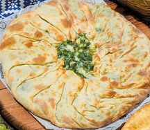 Хачапури по-гурийски с луком, яйцом и сыром