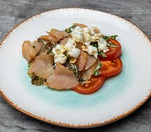 Салат с вяленой курицей и попкорном