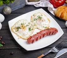 Яичница с сосиской