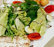 Салат с курицей и жареной моцареллой