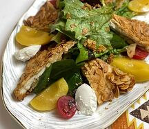 Микс-салат с миндальной курицей