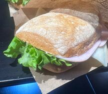 Сэндвич с ветчиной, сыром и зеленью