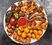Мясное ассорти на косточке с овощами