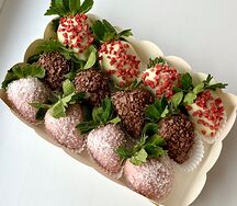Клубника в молочном и белом шоколаде Трио