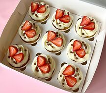9 капкейков со сливочным кремом и свежей клубникой 