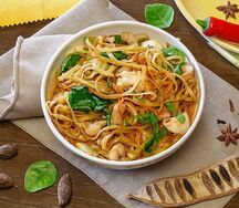 Жареная лапша с курицей