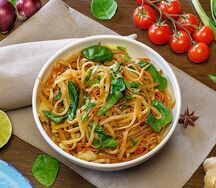 Жареная лапша с овощами