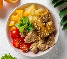 Поке с курицей и фруктами