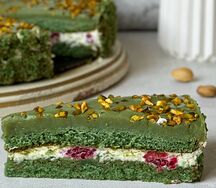 Кусок торта Фисташковый с малиной