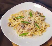 Паста с курицей и грибами