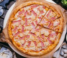 Пицца с ветчиной и грибами