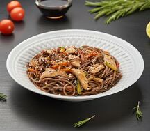 Соба с курицей и овощами