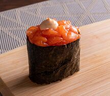 Гункан с лососем