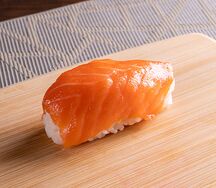 Суши с лососем