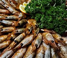 Много жареных креветок