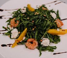 Руккола с апельсином и креветками