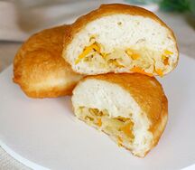 Жареный пирожок с капустой