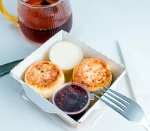 Сырники, запечённые со сметаной и вареньем