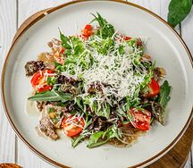 Теплый салат с телятиной