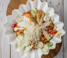 Салат Цезарь с курицей
