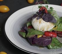 Салат с сыром Моцарелла гальбани