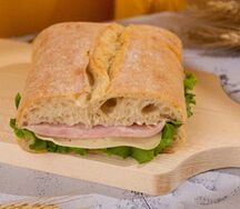 Сэндвич с ветчиной и сыром на чиабатте