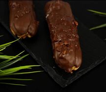 Эклер карамельный Сникерс