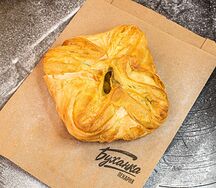 Турновер с мясом и соусом песто