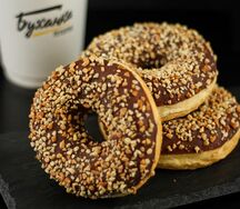 Донат с ореховой начинкой и посыпкой из фундука