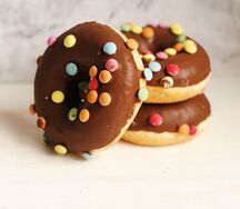 Донат в шоколадной глазури с драже Премиум 