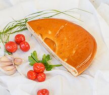 Половина пирога с красной рыбой