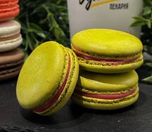 Макарун Малина-фисташка